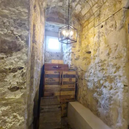 La Caverna - Vecchia, Fronte Mare