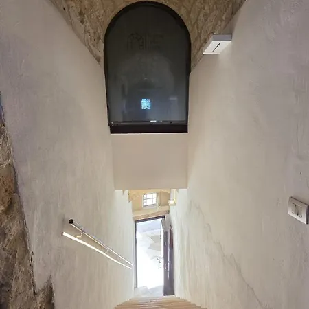 La Caverna - Vecchia, Fronte Mare